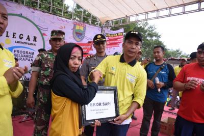 bupati-batang-mewisuda-200-kpm-pkh