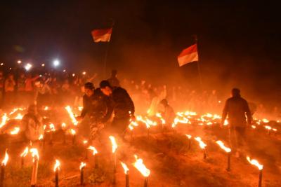 tradisi-baru-seribu-obor-di-puncak-gunung-prau