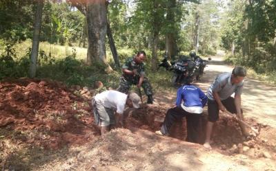 bersama-warga-babinsa-perbaiki-gorong-gorong-saluran-air