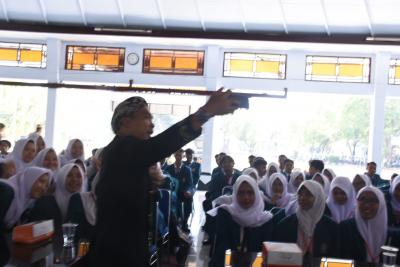 bupati-batang-ajak-mahasiswa-baru-undip-ngevlog