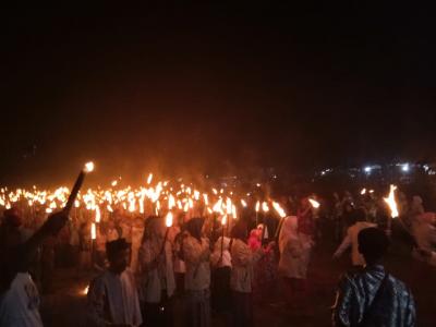 ribuan-api-obor-meriahkan-desa-tragung