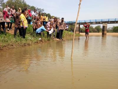 bupati-batang-tebar-ratusan-ribu-benih-ikan-air-tawar