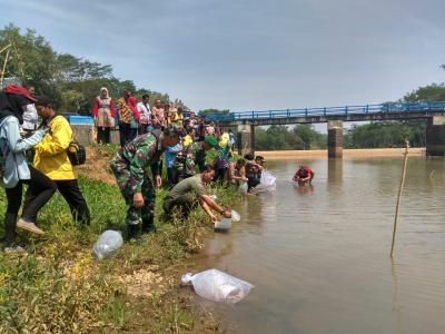 danramil-10-batang-bersama-anggota-tebar-benih-ikan-untuk-kelestarian-alam
