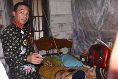 bupati-batang-kunjungi-pengidap-maag-kronis