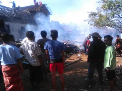 warga-kena-musibah-kebakaran-babinsa-langsung-turun-ke-lapangan