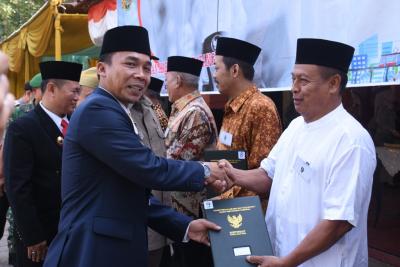 peringatan-hari-agraria-bupati-batang-serahkan-10-sertifikat-tanah