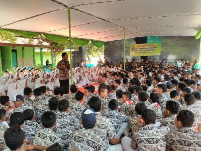 sorak-sorai-siswa-sambut-kedatangan-bupati-batang-di-smp-n-06-batang