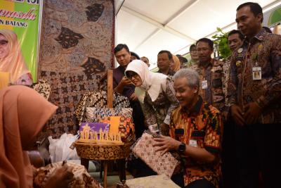 gubernur-jateng-tertarik-metode-pembuatan-batik-rifa-iyah