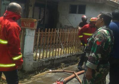babinsa-koramil-10-batang-tinjau-lokasi-kebakaran-di-wilayah-binaan
