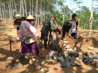 warga-durenombo-bersama-tni-siapkan-material