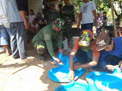 babinsa-latih-warga-cara-membuat-jamban