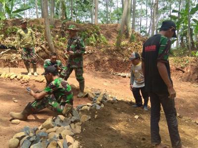 banser-bantu-kegiatan-tmmd-wilayah-kodim-0736-batang