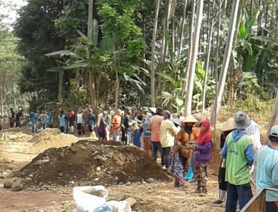 kaum-ibu-turut-bekerja-keras-bersama-satgas-pra-tmmd