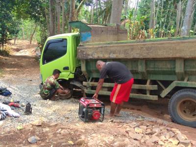 sulitnya-medan-menuju-lokasi-tmmd-di-desa-duren-ombo-subah