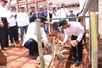 bupati-dan-wakil-bupati-batang-gotong-royong-bedah-rumah-warga