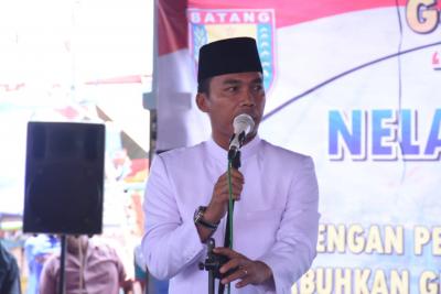 bupati-batang-bersama-nelayan-larung-sesaji-ke-laut