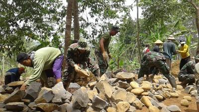 warga-bersatu-tata-batu-bangun-jalan