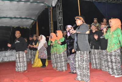 demi-hibur-warga-bupati-batang-rela-joget-dan-bernyanyi