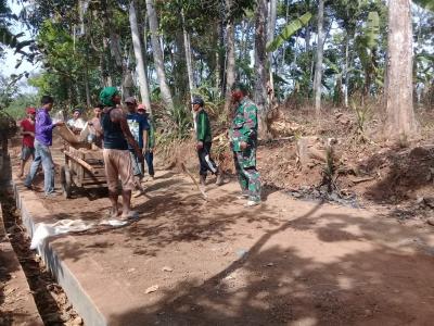 siap-akan-diaspal-warga-beramai-ramai-bersihkan-jalan-tembus