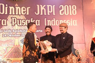 jadi-anggota-jkpi-bupati-batang-dapat-keris-dan-batik