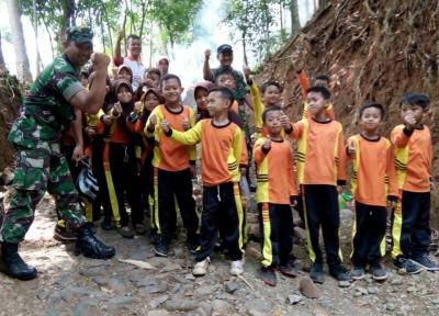 para-pelajar-sd-beri-motivasi-satgas-tmmd