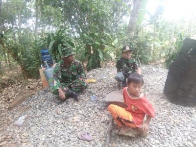 kagum-dengan-tni-arief-temani-satgas-tmmd