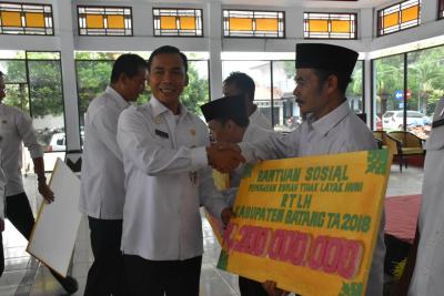 ribuan-warga-batang-terima-bansos-rtlh