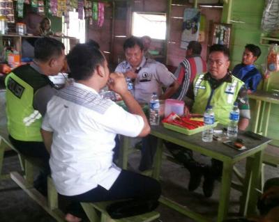 babinsa-sambangi-warga-di-kedai-rakyat