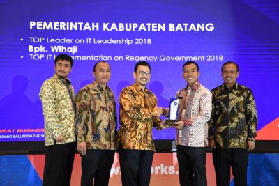 bupati-batang-raih-penghargaan-top-it-leadership-dan-top-it-information-on-regency