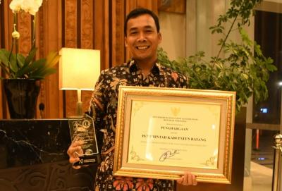 peduli-ham-bupati-batang-raih-penghargaan