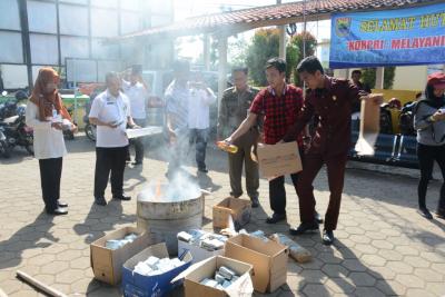 disdukcapil-batang-musnahkan-puluhan-ribu-e-ktp-rusak