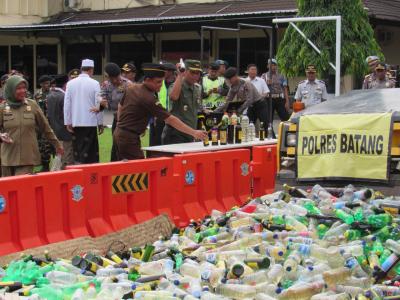 jelang-pergantian-tahun-polres-batang-musnahkan-ribuan-botol-miras