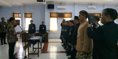 kenakan-pakaian-adat-bupati-batang-lantik-13-pejabat-struktural-dan-fungsional