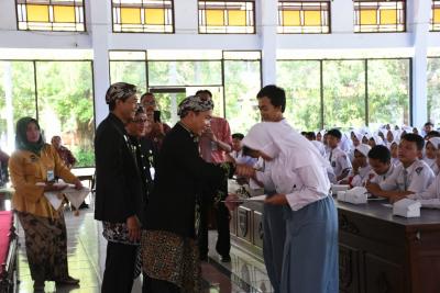 pemkab-batang-anggarkan-beasiswa-bagi-siswa-berprestasi