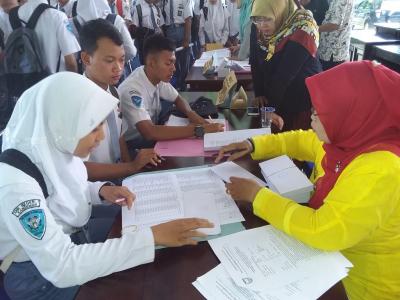 pemkab-batang-gelontorkan-beasiswa-bagi-siswa-kurang-mampu-berprestasi