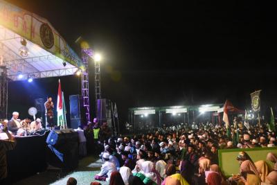 peringati-maulid-nabi-muhammad-saw-ribuan-santri-bershalawat-di-lapangan-subah