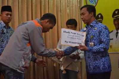 bupati-batang-serahkan-bonus-bagi-atlet-peraih-medali-di-porprov-2018