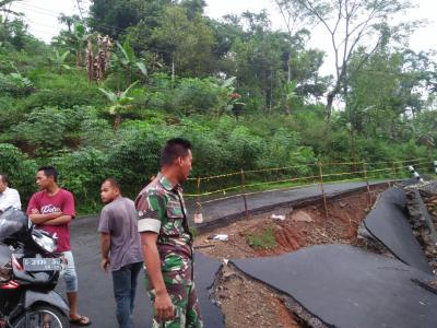 babinsa-cek-lokasi-longsor-tebing-penahan-jalan-reban-bawang