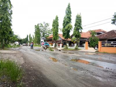 dpupr-batang-siap-tambal-jalan-berlubang-di-ruas-perintis-kemerdekaan