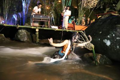 pagelaran-seni-di-pinggiran-sungai