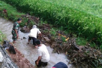 ringankan-petani-koramil-12-tulis-bersihkan-saluran-irigasi