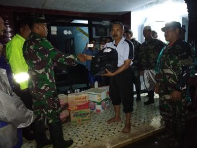 danramil-03-gringsing-berikan-bantuan-logistik-bagi-korban-banjir