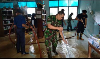 pasca-banjir-koramil-10-batang-kerja-bakti-bersihkan-sekolah