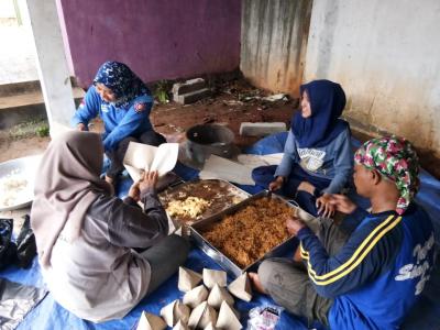 ribuan-bungkus-nasi-disiapkan-untuk-pengungsi-korban-banjir-batang