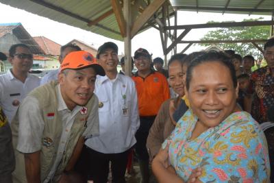 kunjungi-warga-terdampak-banjir-gubernur-minta-warga-jujur