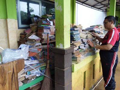 70-buku-rusak-parah-terendam-banjir