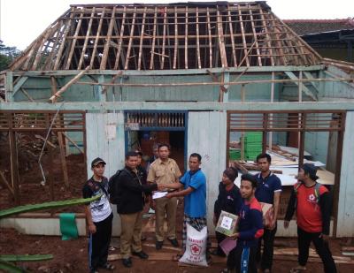 pmi-batang-beri-bantuan-korban-rumah-roboh