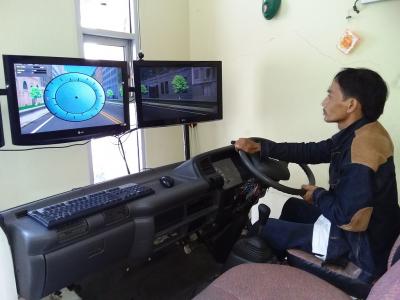 peserta-ujian-simulator-mobil-harus-kuasai-empat-teknik