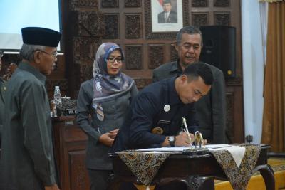 dua-raperda-perubahan-disetujui-bupati-dan-dprd-batang