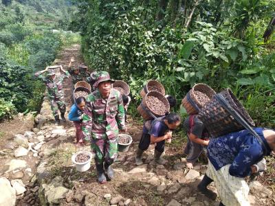 danramil-04-bawang-terjun-langsung-dalam-karya-bhakti